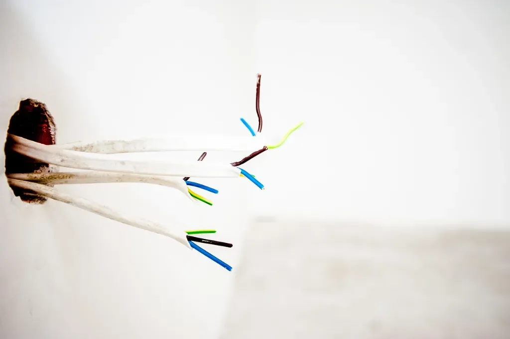 Jak zaplanować instalację elektryczną podczas remontu mieszkania?